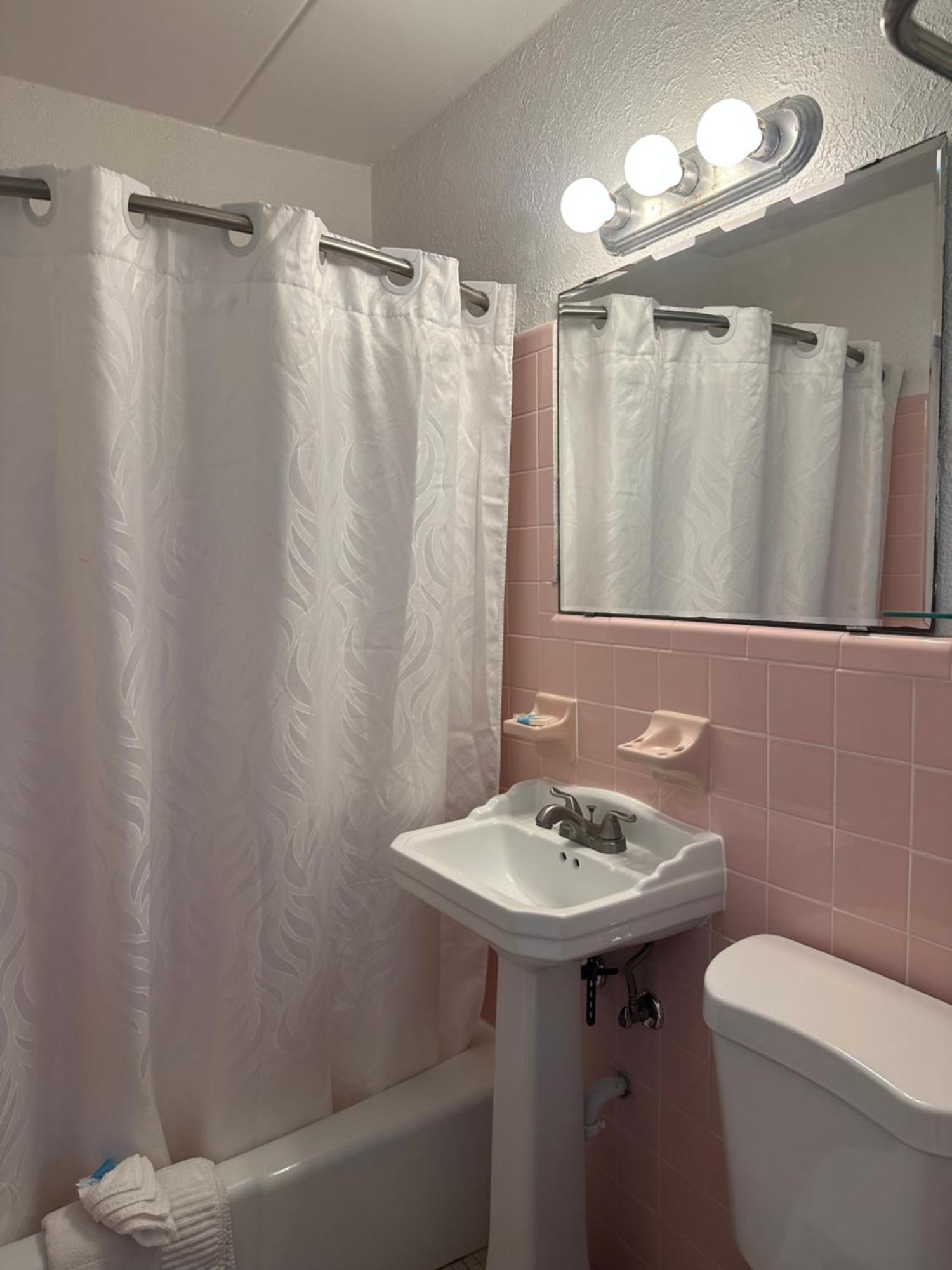 Royal Canadian Motel Wildwood Dış mekan fotoğraf
