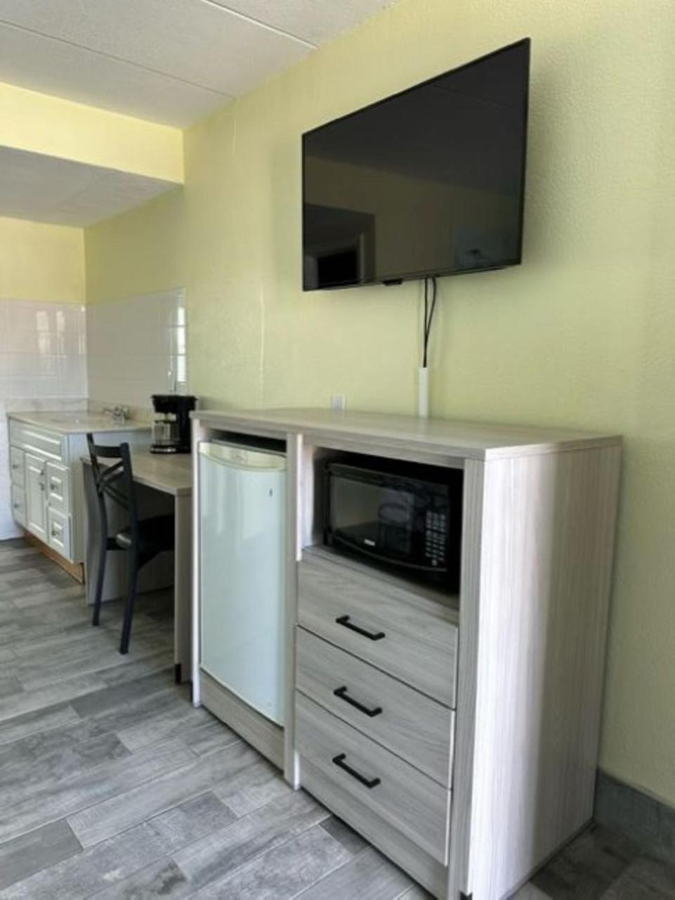 Royal Canadian Motel Wildwood Dış mekan fotoğraf