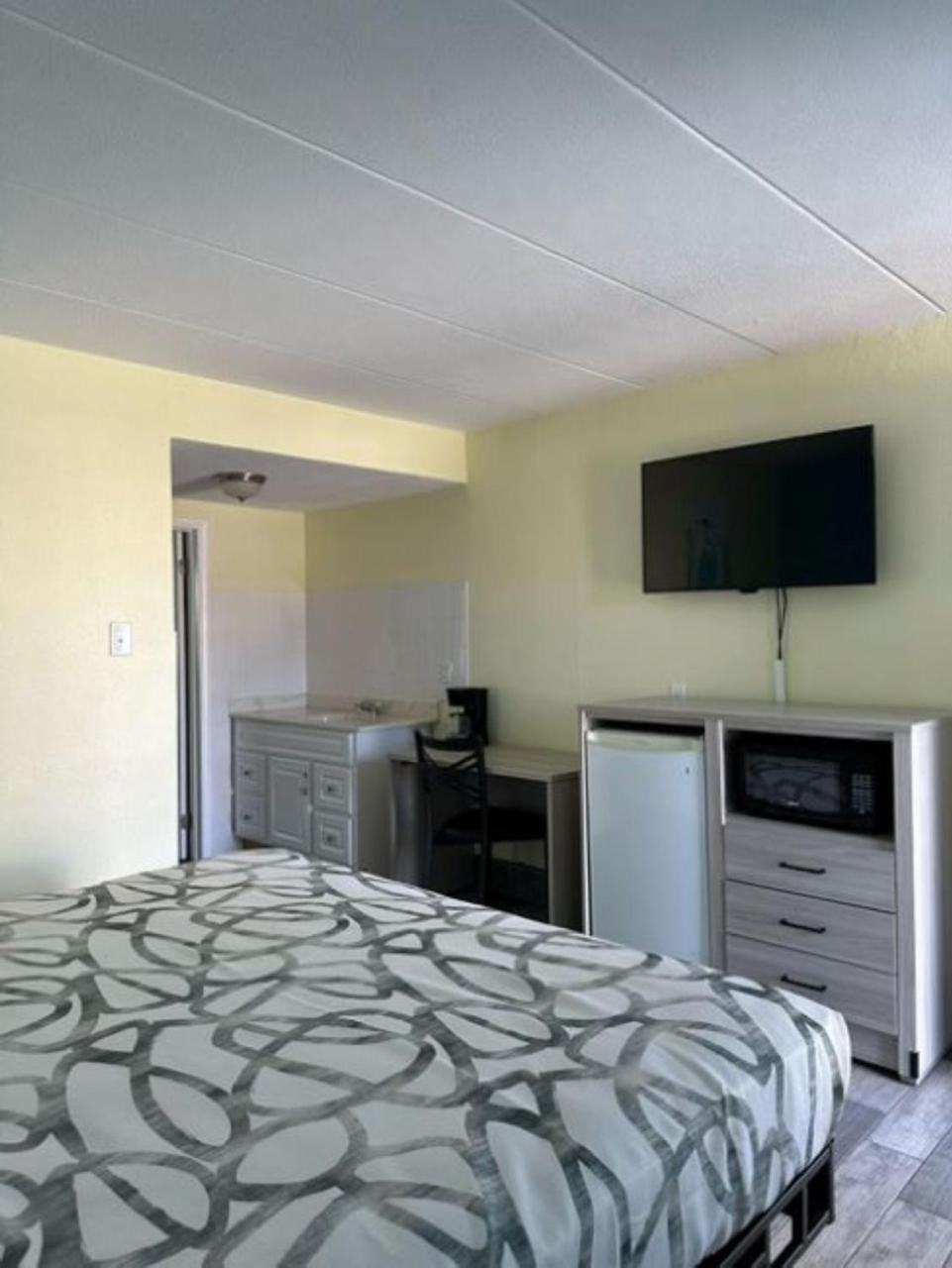 Royal Canadian Motel Wildwood Dış mekan fotoğraf